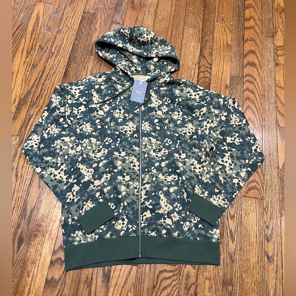 New Levi’s Camo Full Zip Sweater 🔥